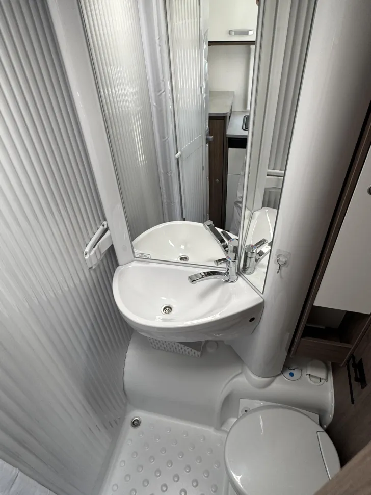Fahrzeugbild Carado V 337 Pro Neuwertig erst 11.020 KIlometer #12