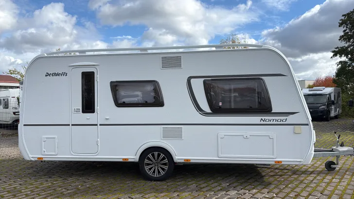 Seitlich Dethleffs Nomad 490 EST