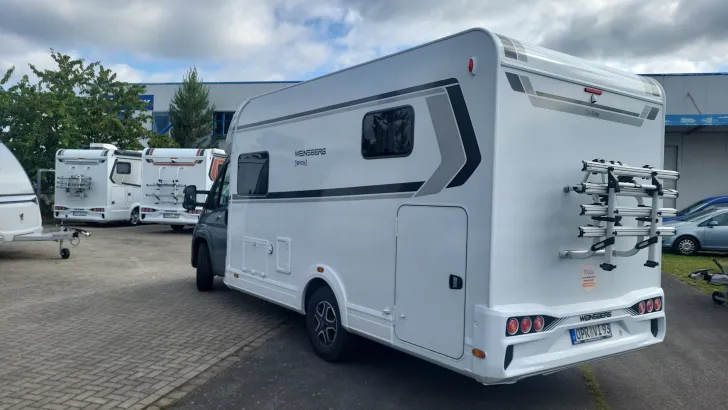 Schräg Hinten Weinsberg CaraSuite EDITION SPICY 650 MEG TV/LTE Antenne