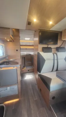 Sicht vorne-hinten Weinsberg CaraSuite EDITION SPICY 650 MEG TV/LTE Antenne