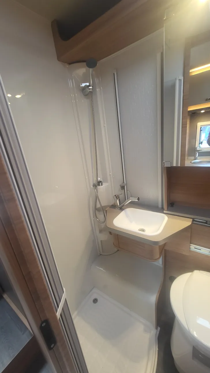 Toilette Weinsberg CaraSuite EDITION SPICY 650 MEG TV/LTE Antenne