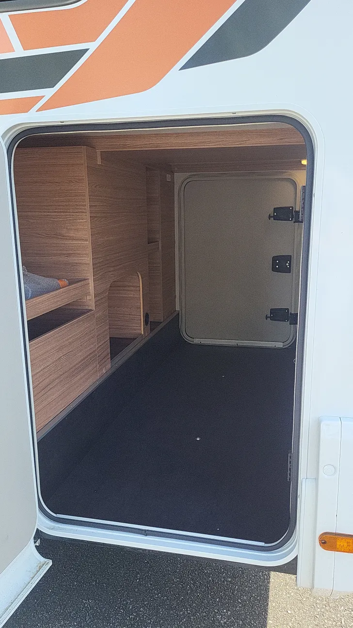 Heckgarage Weinsberg CaraCompact EDITION PEPPER 640 MEG Suite Hot Pepper & Licht Paket