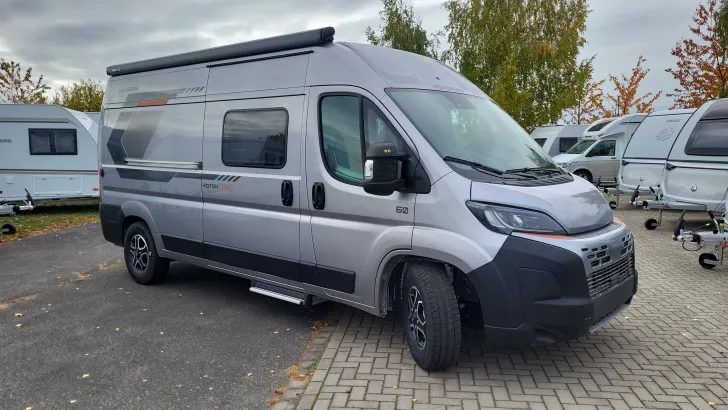 Schräg Vorne Weinsberg CaraBus EDITION FIRE 600 ME 160 PS/Automatik/Licht Paket