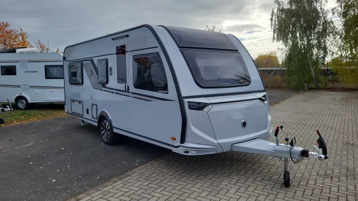 Frontal Vorne Knaus Südwind 540 UE Black Selection Heckfenster