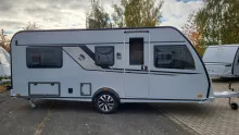 Schräg Vorne Knaus Südwind 540 UE Black Selection Heckfenster