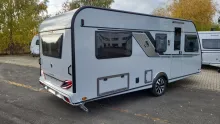 Seitlich Knaus Südwind 540 UE Black Selection Heckfenster