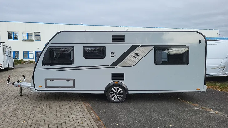 Frontal Hinten Knaus Südwind 540 UE Black Selection Heckfenster