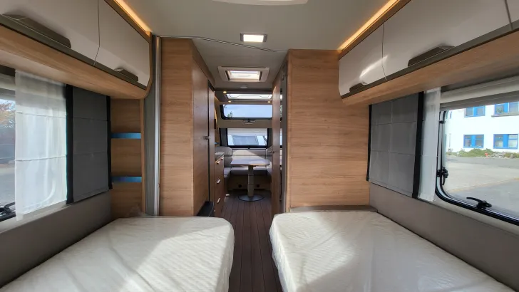 Sicht vorne-hinten Knaus Südwind 540 UE Black Selection Heckfenster