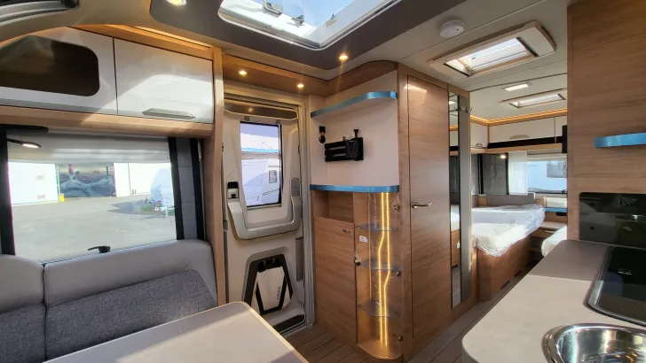 Weitere Betten Knaus Südwind 540 UE Black Selection Heckfenster