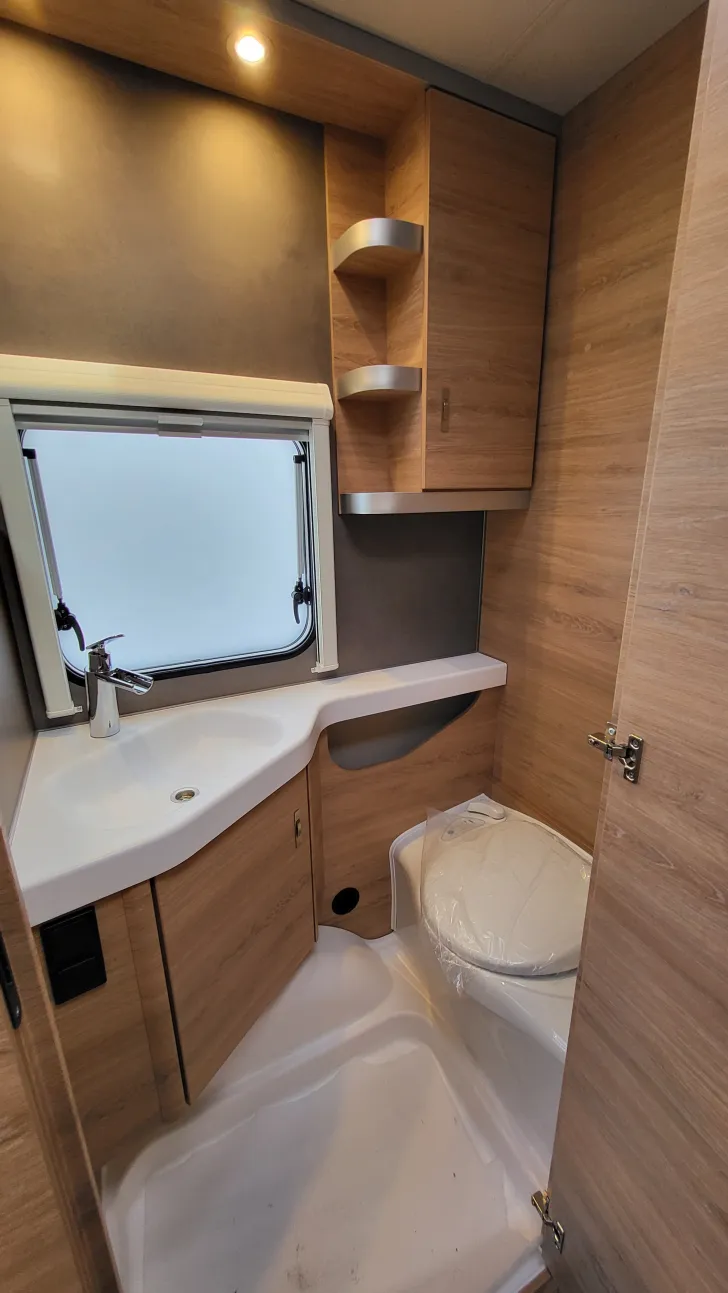 Toilette Knaus Südwind 540 UE Black Selection Heckfenster