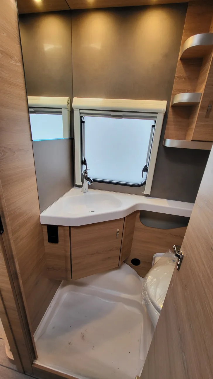 TV-Vorbereitung Knaus Südwind 540 UE Black Selection Heckfenster