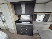 Fahrzeugbild Hobby De Luxe 495 WFB 1800KG/Tempo100/160l Kühlschrank/Antischlingerkupplung #9