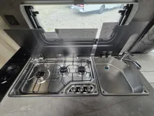 Fahrzeugbild Hobby De Luxe 495 WFB 1800KG/Tempo100/160l Kühlschrank/Antischlingerkupplung #11