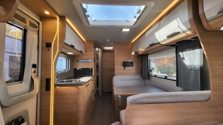 Sicht vorne-hinten Knaus Südwind 500 QDK Black Selection 3 Etagenbett mit Garagentür