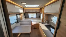 Sicht vorne-hinten Knaus Südwind 500 QDK Black Selection 3 Etagenbett mit Garagentür