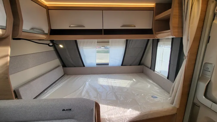 Betten Knaus Südwind 500 QDK Black Selection 3 Etagenbett mit Garagentür