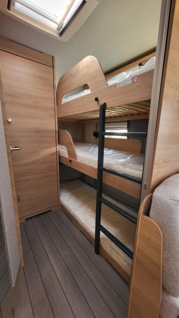 Etagenbetten Knaus Südwind 500 QDK Black Selection 3 Etagenbett mit Garagentür
