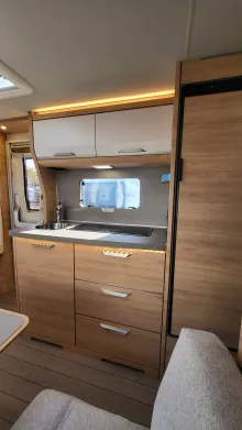 Fahrerhaus Knaus Südwind 500 QDK Black Selection 3 Etagenbett mit Garagentür