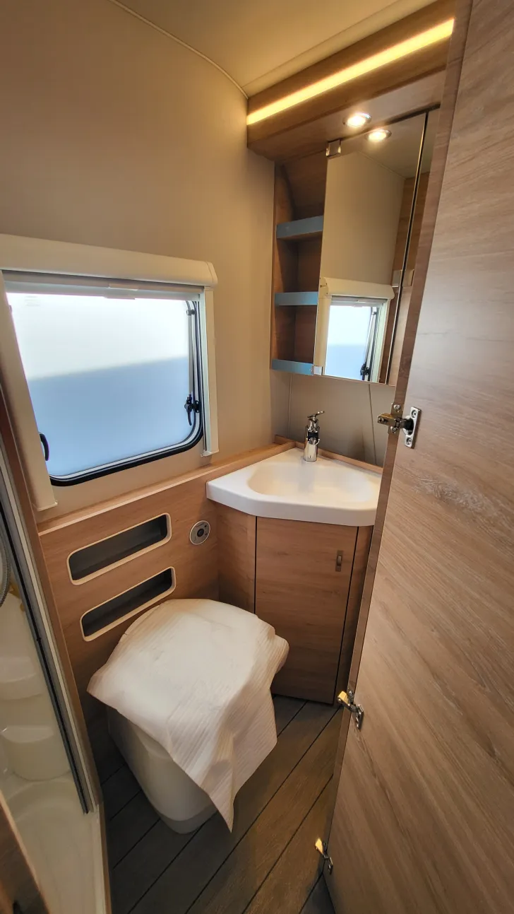 TV-Vorbereitung Knaus Südwind 500 QDK Black Selection 3 Etagenbett mit Garagentür