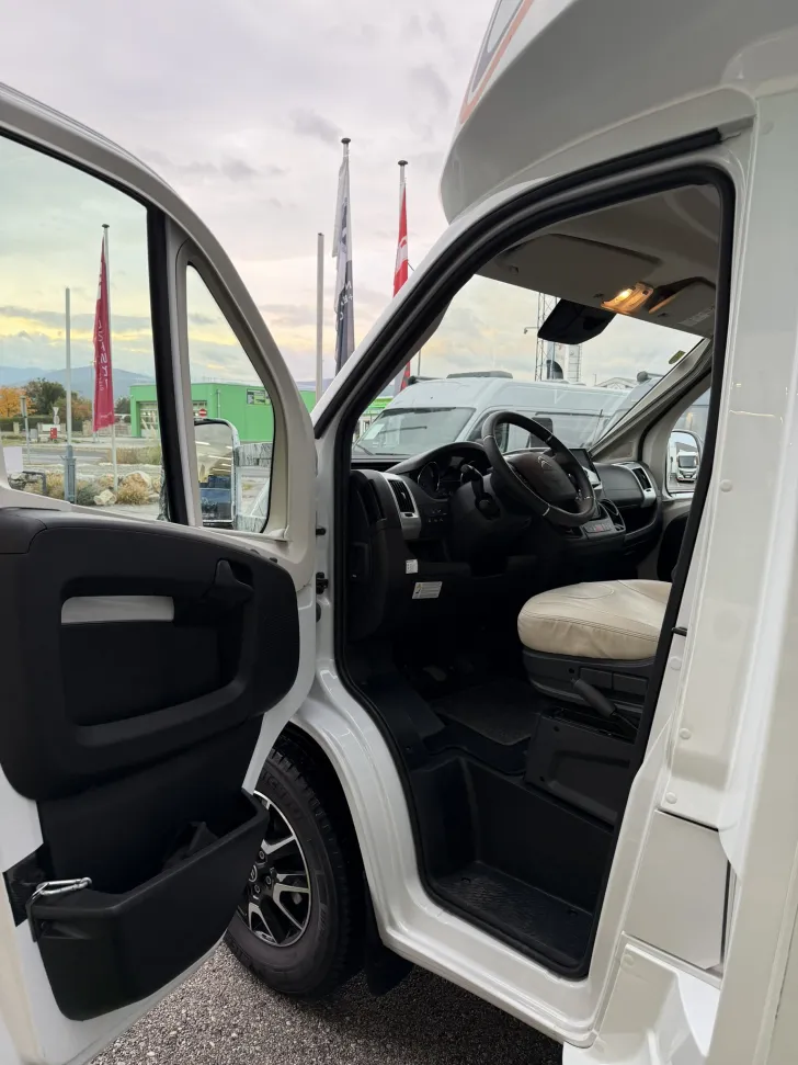 Fahrzeugbild Pilote Pacific P696D #12