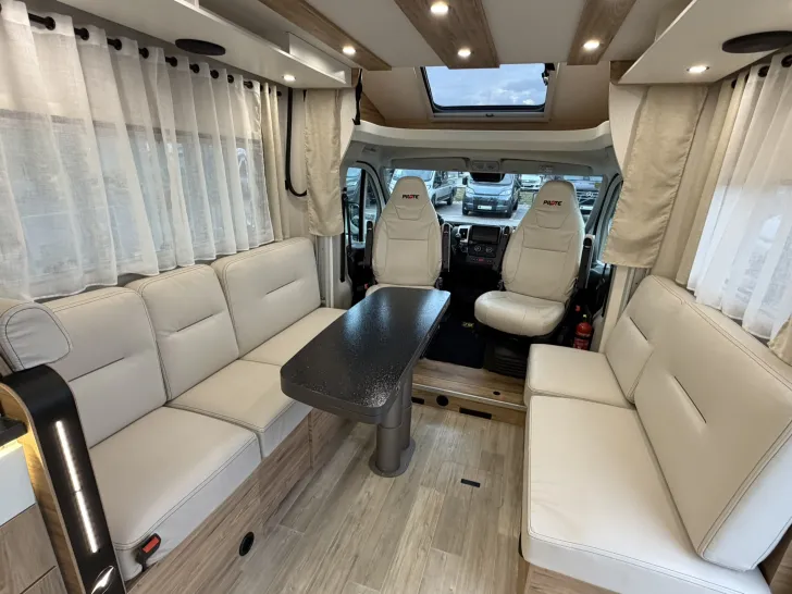 Fahrzeugbild Pilote Pacific P696D #31