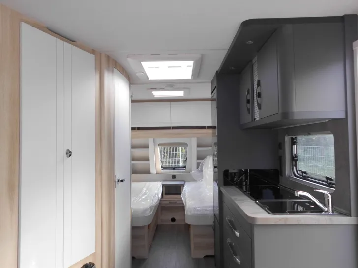 Fahrzeugbild Hobby De Luxe 495 UL AUTARK-PAKET 1800KG ROLLROST #14