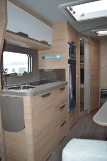 Fahrzeugbild Knaus Südwind 580 QS Black Selection Kühlschrank 177 Liter #11