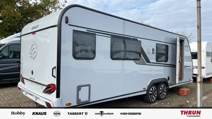 Schräg Hinten Knaus Südwind 650 PXB Black Selection *2027*DuoControl