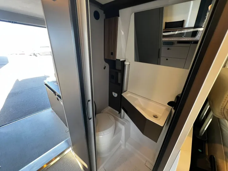 Fahrzeugbild Bürstner BÜRSTNER B66 600C AT8G+Aufstelldach+Combi6DE+ #6