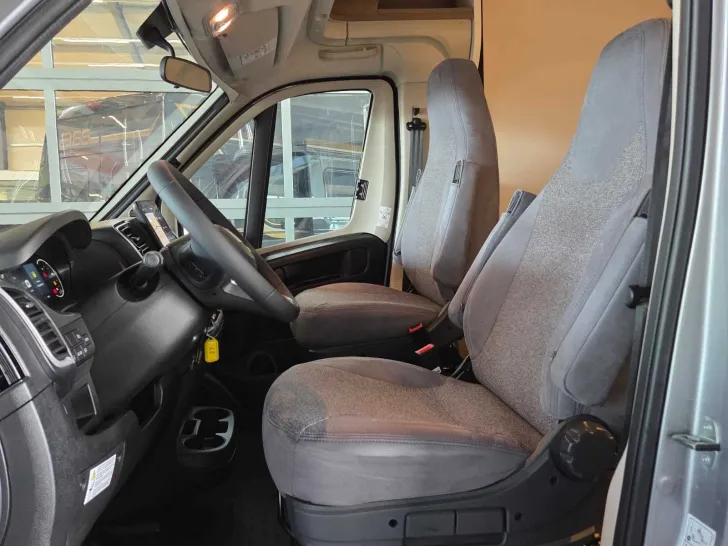 Fahrzeugbild Carado V 347 3,5T 140Pro+Clever Lift Bett+Solar+Combi6E #9