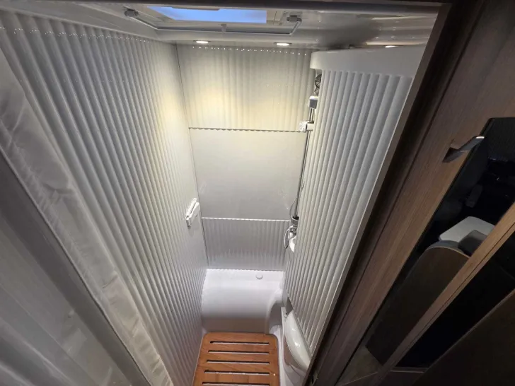 Fahrzeugbild Carado V 347 3,5T 140Pro+Clever Lift Bett+Solar+Combi6E #27