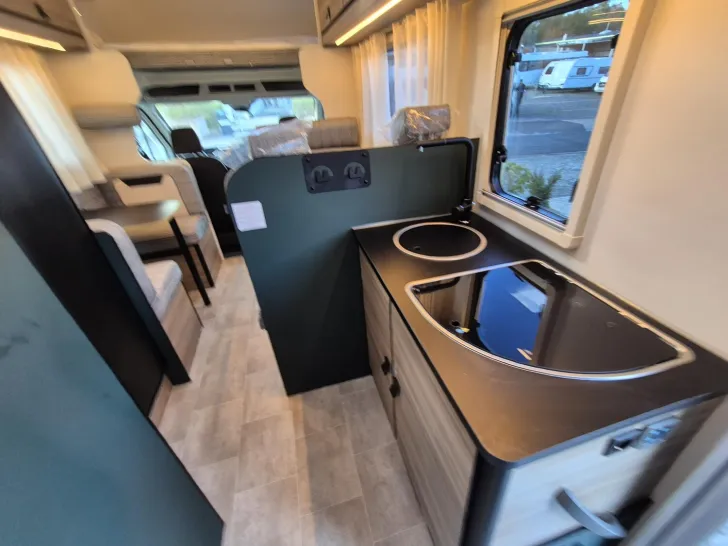 Fahrzeugbild Rimor Kilig 9 6 Gurtplätze/3500kg/Automatik/Solar #14